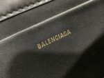 BOX皮
XX翻盖腋下包
Balenciaga这只XX Bag是Balenciaga美包家族最新成员，它的名字以代表亲密的缩写“XX”来命名，简直是情人节必入手的应景包包💖非常流畅的线条和皮革与金属logo的搭配外，XX Bag可随意调节的包带也是让我一眼爱上并入手的原因。将两条背带拼接变成斜挎背包；把背带缩到最短拎在手里，又是俏皮精致都市复古调调；单根背带的最长档位恰好能让XX Bag变身时髦火热的腋下包。型号695645XX尺寸:27x15.5x4.8配原厂盒 - Image 8