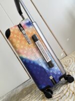 GF4343FB
独家实拍 极光拉杆箱】全新 Horizon 拉杆箱以个性创意革新路易威登的传奇经典，为标志性 Monogram 帆布点缀旅行贴饰，追溯品牌传统行李箱的设计风尚。皮革边角保护和超大外置拉杆丰富智慧细节，打造优雅且实用的旅行伴侣。详细特征35.0 x 23×53cm（长×宽×高）人工测量1-2cm误差 
【温馨提示❤️此款无包装/不支持退换】 - Image 3