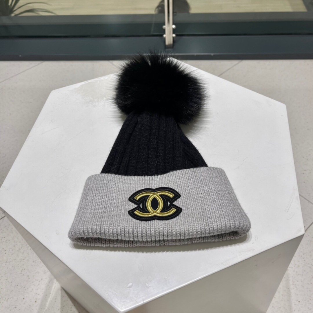 【CHANEL香奈儿】2025秋冬新款小香风可拆两用胸针款狐狸毛球毛线帽，超火爆 💖质感一流，出街超好搭配！
