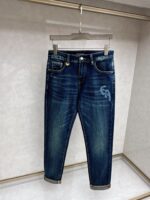【Armani Jeans | Classic Denim, Embossed with Luxury DNA】 When streetwear meets haute couture, a pair of jeans can become a badge of status.
Deconstructing the language of denim with centuries-old craftsmanship, we infuse every inch of fabric with a modern attitude and luxurious details, making everyday wear a silent declaration of taste.
✨ A pair of jeans is an attitude, and even more so, a legacy.
It's not just a wardrobe essential, but also an interpretation of the brand's spirit—
"From suitcases to jeans, we have always defined the boundaries of luxury with the ultimate craftsmanship."
Sizes: 28-42 - Image 2