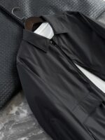 🆕- This collared cotton jacket takes business and casual wear to a new levelDo you want a jacket that can handle various occasions with ease? This lapel jacket perfectly balances the needs of business and leisure with a sharp cut and exquisite details. The 100% polyester twill fabric gives this jacket just the right amount of elasticity and stiffness, without being as restrained as traditional suit jackets, while maintaining a sleek silhouette. The 60g insulation cotton filled inside provides enough warmth even in late autumn and early winter weather, without appearing bulky at all.The most attractive feature of this jacket is its seemingly low-key yet intricate detail design. The classic lapel design continues the usual elegant genes, while the hidden size 5 metal zipper paired with a double four fold placket ensures both convenience in wearing and maintains a simple and smooth appearance. The electroplated gun colored zipper head seamlessly blends with the overall color tone, making it almost imperceptible from a distance. This attention to detail is the essence of luxury brands.The functionality is equally surprising. The dual pocket design on the front side - a combination of vertical digging and lateral opening pockets, meets the storage needs of different items. The widened edge of the bag cover is embedded with environmentally friendly microfiber leather of the same color scheme, which not only enhances durability but also inadvertently exudes a sense of luxury. The leather inlay at the bottom of the placket echoes the bag cover, showcasing the designer's insistence on overall aesthetics.The slightly wide silhouette is very friendly to all body types, and there is no sense of restraint during activities. The two-piece back design not only allows for more freedom of movement, but also cleverly incorporates the 232 highway emblem, becoming the most unique identity symbol of the entire jacket. The solid color lining inside is skin friendly and comfortable, making it particularly smooth to put on and take off.Brown tones are warm and elegant, suitable for creating intellectual images; Classic black is timeless and a safe choice for business occasions. Both colors are versatile enough to easily handle anything from formal meetings to weekend dates. The most important thing is that this jacket requires almost no special care, and the properties of the polyester fiber fabric keep it stiff and stylish at all times.This work interprets the essence of modern business casual wear - maintaining a professional image while also considering daily comfort. The hidden zippers, inlaid leather details, and unique back design silently enhance the wearing experience. It is not the kind of item that highlights its value through a striking logo, but rather impresses those who truly understand the industry with its practicality and exquisite craftsmanship.Color: Brown, Black174-140 upper body size LSize: M-XXXL (48-56)Style number: FXHM8601Size M Chest circumference 116 Shoulder width 48.4 Sleeve length 60 Clothing length 66Size L Chest circumference 120 Shoulder width 49.6 Sleeve length 61.5 Clothing length 67.5XL Chest Size 124 Shoulder Width 50.8 Sleeve Length 63 Clothing Length 69XXL chest circumference 128 shoulder width 52 sleeve length 63.5 clothing length 70XXXL bust circumference 132 shoulder width 53.2 sleeve length 64 garment length 71 - Image 4