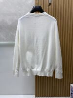 The latest round neck sweater for autumn and winter on the official website of Mengkou 2025 is currently on sale at the counter! Specially supplied wool blended fabric Comfortable to feel It can directly touch the skin, with exquisite embroidered logos and badges that are extremely eye-catching! Details highlight the fashionable charm of big brands Exquisite craftsmanship Stereoscopic cutting style The wearing effect is unbeatable and handsome! All three standards are complete! Size: M-3XL - Image 9