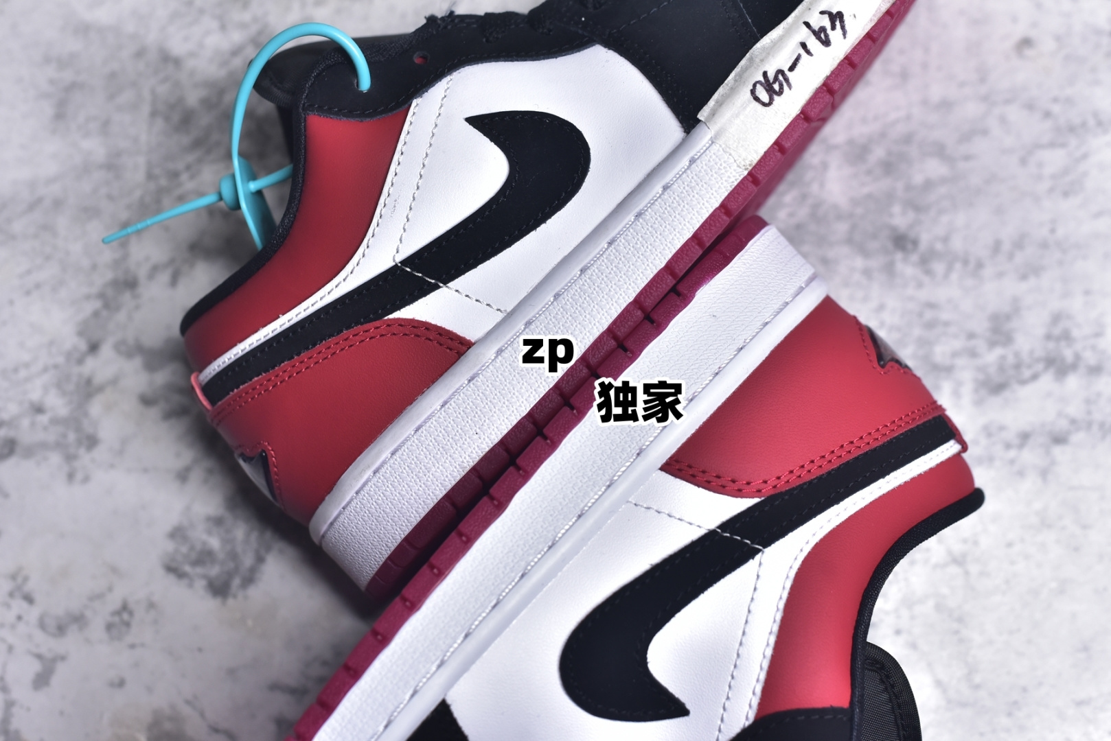 ▪正品对比
Air Jordan AJ1 Low 低帮 黑红黑脚趾