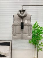 💰 加拿大鹅 Canada Goose 秋冬新款羽绒马甲 
搭配毛衣 卫衣 保暖同时毫无束缚感
采用国标95白鸭绒
轻薄飘逸 给你全方位的温暖！
上身颜值更有水准的洋气
让温暖和风度同行
中心线多重车线呈严整对称 谨守温馨守候 
胸前logo点缀着整件马甲！ 
独特之味道深入骨髓.减龄又十足保暖 既视感简单大气 男女同款 码数：XS-2XL - Image 2