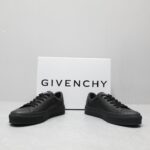 🌟  《顶级品质》
GⅣENCHY纪梵希魔术贴经典款 
专柜官网同步 市面最高版本 原版一比一复刻 四季潮鞋！纪凡希鞋子做工讲究 每一条走线都是按照原版样式 基本做到零瑕疵 媲美专柜 毫无压力 此款鞋即新潮又百搭！
▪️鞋面:进口摩术贴
▪️鞋面:进口头层牛皮
▪️垫脚:羊皮内里
▪️大底:原版TPU
▪️码数:女35一40 男39一44 - Image 3
