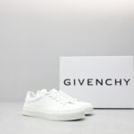 🌟  《顶级品质》
GⅣENCHY纪梵希魔术贴经典款 
专柜官网同步 市面最高版本 原版一比一复刻 四季潮鞋！纪凡希鞋子做工讲究 每一条走线都是按照原版样式 基本做到零瑕疵 媲美专柜 毫无压力 此款鞋即新潮又百搭！
▪️鞋面:进口摩术贴
▪️鞋面:进口头层牛皮
▪️垫脚:羊皮内里
▪️大底:原版TPU
▪️码数:女35一40 男39一44 - Image 2