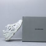 Balenciaga·巴黎世家 四代老爹鞋4.0 Track2 复古运动鞋 户外概念鞋
👍🏻高品质纯原版本，配原版全套大盒包装，从里到外一切百分百还原官方配置，碾压市面一切版！
⚠️全鞋由176块部件组成 ，整双鞋子从头到尾难度极高 。原鞋购入时在开版方面耗时一个多月，里里外外已攻破任何细节部位，保证与专柜原鞋一摸一样，满足天猫、代购、韩国订单需求 ！多层大底TPU+EVA+RB组合成，乳胶鞋垫 脚感无敌 无可挑剔！鞋面鞋底工艺比初代还更加高难度！
码数：35-45👣情侣款