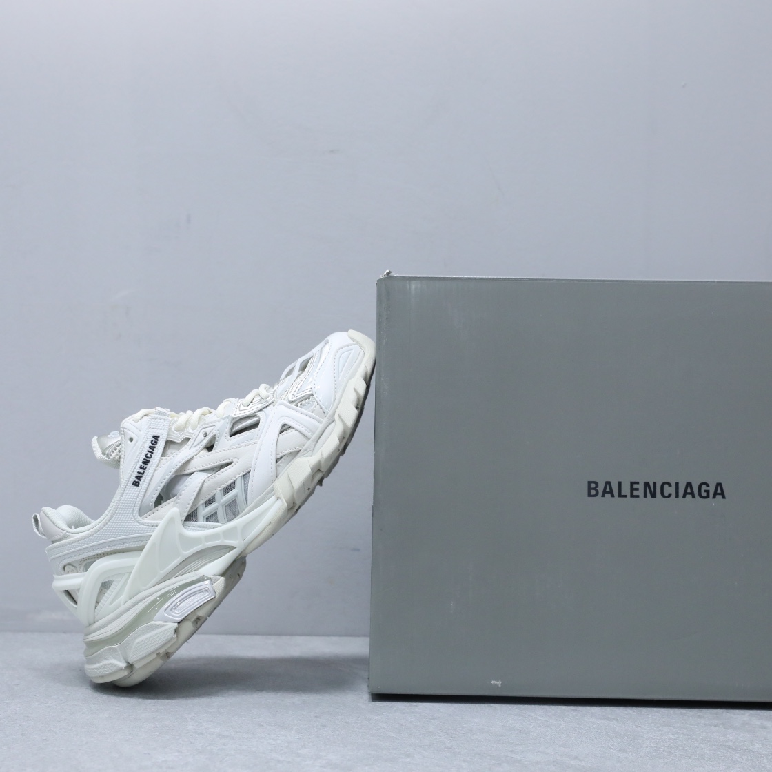 Balenciaga·巴黎世家 四代老爹鞋4.0 Track2 复古运动鞋 户外概念鞋
👍🏻高品质纯原版本，配原版全套大盒包装，从里到外一切百分百还原官方配置，碾压市面一切版！
⚠️全鞋由176块部件组成 ，整双鞋子从头到尾难度极高 。原鞋购入时在开版方面耗时一个多月，里里外外已攻破任何细节部位，保证与专柜原鞋一摸一样，满足天猫、代购、韩国订单需求 ！多层大底TPU+EVA+RB组合成，乳胶鞋垫 脚感无敌 无可挑剔！鞋面鞋底工艺比初代还更加高难度！
码数：35-45👣情侣款