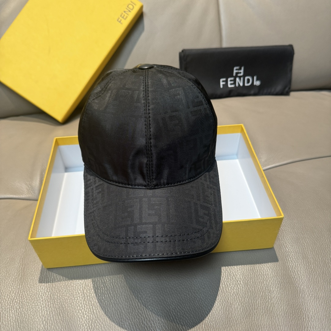 New shipmentComes with box bag, Fendi's new original baseball cap, double F-jacquard, a perennial hot selling item at the counter, with excellent reputation. Customized 1:1 mold, original jacquard sail fabric+top layer cowhide, lightweight and breathable! Excellent quality, basic head circumference of 56, adjustable patch. The picture must be sold!