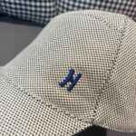 配盒子布袋，HERMÈS (爱马仕)原单棒球帽，经典H，正品开模订制，原版透气帆布面料+头层牛皮，原厂精钢调节扣，做工细致，时尚帅气质量超赞！ - Image 4