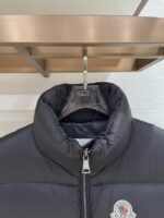 。特级羽绒⬆️Moncler x Christopher Raxxy 明星同款 男女款3D绗缝拉链羽绒马甲. 
🎁出厂标配全套柜台礼盒包装.升级原版磁吸礼盒.
这款羽绒是Moncler xChristopher Raxxy系列的男女同款单品，装饰元素传达了梦想阶梯的设计理念。
演员周雨彤、王安宇倾情演绎“梦幻楼梯”设计理念.
这款立体绗缝羽绒马甲采用轻质抗撕裂面料制成，由品牌携手
Christopher Raxxy合作打造。此款羽绒外套设计源自螺旋楼梯，其装饰元素代表着蜿蜒曲折的命运台阶。
详情
•采用轻质抗撕裂面料制成
•细密抗撕裂面料衬里
•拉链开和
•隐藏式口袋
•防风门襟
•拉链开合
•绗缝贴片，填充羽绒
•联名毛毡标识贴片
Size : 0-4黑色/浅蓝/奶白/三色入.情侣款 - Image 2