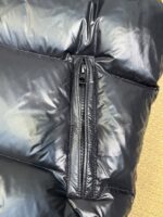 蒙口 moncler 🌟
大标马甲两色合拍图 Moner盟可睐 早秋新品 Lipsi男士羽绒马甲，演绎Moner经典设计，是换季衣橱的必需单品。采用轻盈的功能性lon laque面料制成，撞色衬里尽显活力。
款号：大标马甲

尺码：12345
颜色：米白 黑色 - Image 11