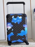 【独家实拍 黑花丝印拉杆箱】K608 全新 Horizon 拉杆箱以个性创意革新路易威登的传奇经典，为标志性 Monogram 帆布点缀旅行贴饰，追溯品牌传统行李箱的设计风尚。皮革边角保护和超大外置拉杆丰富智慧细节，打造优雅且实用的旅行伴侣。详细特征35.0 x 23×53cm（长×宽×高）
人工测量1-2cm误差 
【温馨提示❤此款无包装/不支持退换】