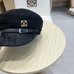 Lv路易威登秋冬款时尚个性保暖鹿茸皮显瘦平顶帽子女网红皮带磨毛鸭舌帽减龄 - Image 4