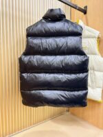 爆款羽绒服 2025新品 Moncler蒙口 新款羽绒马甲 秀场新品，品相非常完美，专柜高科技防水面料，内里90%白鹅绒填充，舒适保暖，色泽饱满诱人，非常出彩的设计，轻松将时髦感进阶，做工极为考究严谨，走线工整细致！大牌设计师巨作！上身不显臃肿、超级帅气！柜台码数: 1-5码 - Image 8