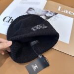 香奈儿官网品质香奈儿秋冬网红时尚博主推荐款针织帽，藏着不动声色的高级感，每一处线条都透着利落大方，简约而不简单，大方且不失格调，处处细节都彰显着高端品味，时尚感在克制中愈发耐人寻味。 - Image 4