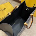 黑色
FÉŃĎI TOTE 托特包“阳光手提袋”
简单字母LOGO设计，琥珀色双手柄是整个包包最大焦点，单拧着就很有气场，也不勒手，整体复古感超强，非常适合喜欢复古风的时髦精，硬货力推💥 
2801
尺寸40x35x21cm#16060 - Image 7