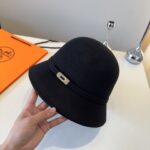 💰

HEREMS爱马仕2025秋冬新款羊毛盆帽，百分百羊毛🦙皮带扣礼帽，时尚女神必备，头围57cm 卡其 黑色头围57cm - Image 5