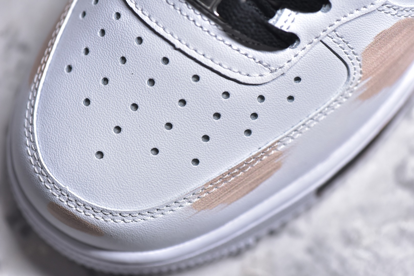 ▪️细节鉴定
NK Air Force 1'07 Mid 白黑棕手绘 手绘断裂 三勾阴影 空军一号