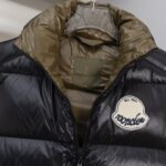 2025秋冬新款🆕羽绒服顶级代购版本羽绒马甲⬆️Moncler Lipsi羽绒马甲.撞色拼接设计.填充超级饱满.

Lipsi男士羽绒马甲采用亮面nylon laqué面料制成，适合换季穿着，带来温暖呵护。

Lipsi短款羽绒马甲演绎Moncler经典设计，是换季衣橱的必需单品。采用轻盈的功能性nylon laqué面料制成，撞色衬里尽显活力。
详情
•采用轻盈nylon laqué面料制成
•轻盈nylon laqué衬里
•填充羽绒
•立领
•拉链开合
•拉链口袋
•雪尼尔标识贴片
Size：1-5 黑色/象牙白 情侣款 - Image 3