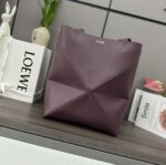L⊚℮w℮新款🆕小号 亮面牛皮革 Puzzle Fold Tote采用标志性包袋的标志性几何线条，并通过图形和建筑面板重新设计它们 使包完全可以折叠平整，饰有低调的 L⊚℮w℮品牌标志，🉑️肩背或手提 绒面革衬里L⊚℮w℮烫金。
size:25.5*14.5*31.5CＭ
型号：052316
