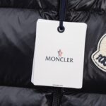 2025秋冬新款🆕羽绒服顶级代购版本羽绒马甲⬆️Moncler Lipsi羽绒马甲.撞色拼接设计.填充超级饱满.

Lipsi男士羽绒马甲采用亮面nylon laqué面料制成，适合换季穿着，带来温暖呵护。

Lipsi短款羽绒马甲演绎Moncler经典设计，是换季衣橱的必需单品。采用轻盈的功能性nylon laqué面料制成，撞色衬里尽显活力。
详情
•采用轻盈nylon laqué面料制成
•轻盈nylon laqué衬里
•填充羽绒
•立领
•拉链开合
•拉链口袋
•雪尼尔标识贴片
Size：1-5 黑色/象牙白 情侣款 - Image 4
