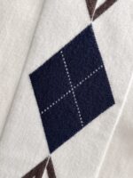 LV 2025 official website's latest winter sweater, synchronized with popular items on sale at counters! Specially supplied wool blended fabric Comfortable to feel It can directly touch the skin, with exquisite embroidered logos and badges that are extremely eye-catching! Details highlight the fashionable charm of big brands Exquisite craftsmanship Stereoscopic cutting style The wearing effect is unbeatable and handsome! All three standards are complete! Size: M-3XL - Image 5