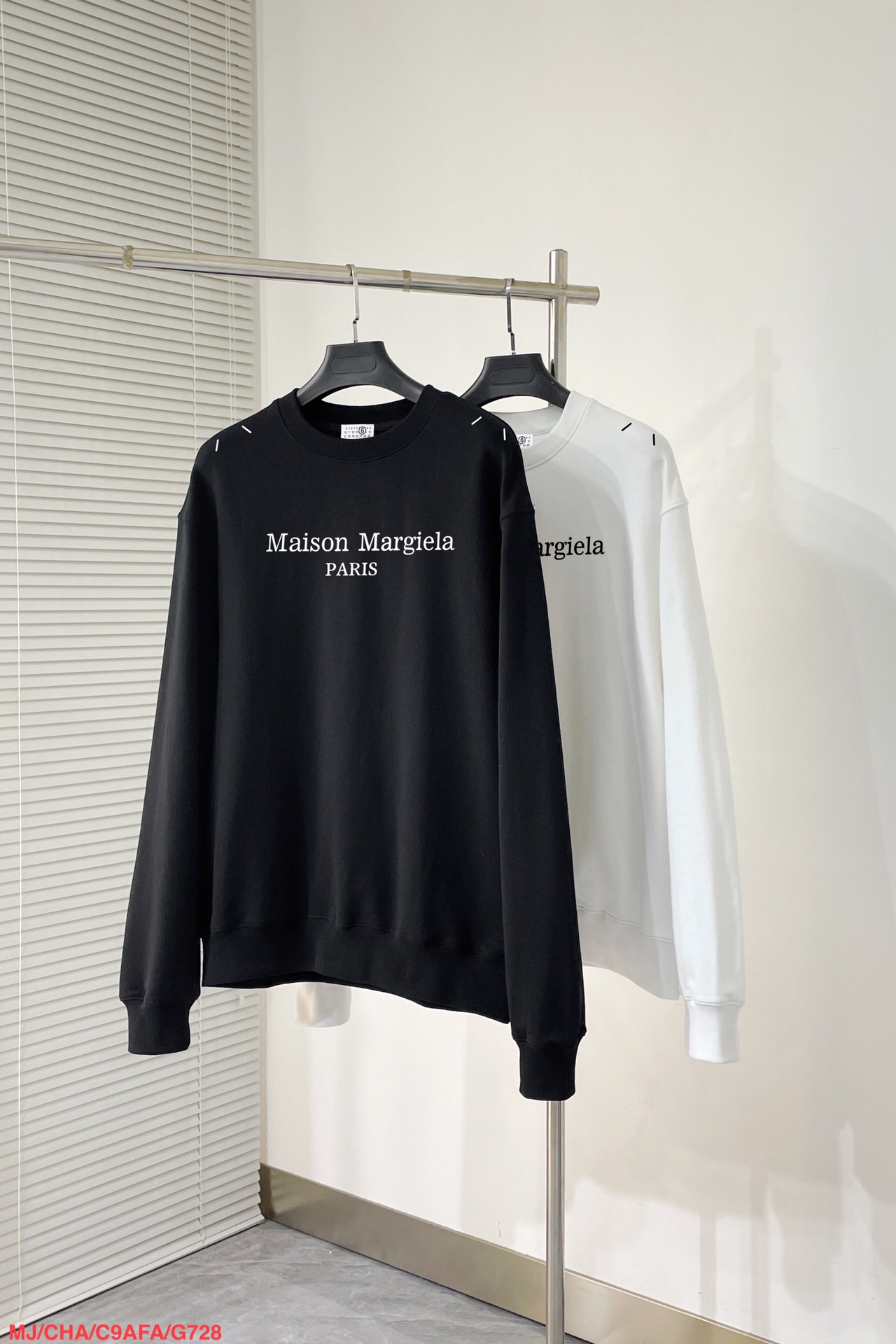 G728 MJ 🔥 Magira 2025ss new long sleeved round neck sweatshirt, high-end version! Customized fabrics for counters have high breathability and comfort, impeccable details, and brand element design concepts, reflecting high quality. Delicate and soft to the touch! Presenting casual tailoring, the upper body design is superb! 🐉 Size: M-3XL
