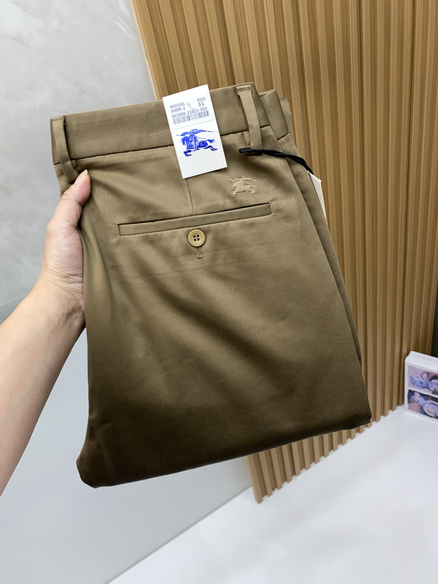 Burberry 2025SS early autumn new product original single men's suit casual pants are a must-have type every season, an unquestionable hot selling flagship item, in line with the best color matching of all seasons. The overall style continues the tone of SLP, integrating multiple craftsmanship aesthetics throughout the body, washing and aging seamlessly, creating an unrestrained and personalized style! In terms of details, it is extremely outstanding and meticulously crafted. The entire body is made of customer supplied metal chains, which effectively demonstrates the brand identity! The heavyweight denim fabric imported from Japan has excellent washing and is impeccable! Perfect silhouette and cuttingSize 29/30/31/32/33/34/35/36/38/40/42