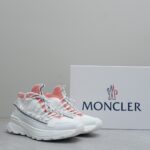 Moncler男士 Monte Runner 防水针织运动鞋
  该系列运动鞋延续了品牌的山地基因，透气防水，耐磨实穿，设计橡胶复合鞋底 适用于任何地形，具有耐久性和出色抓地力，增强缓冲和回弹力 搭配TPU尾翼，
  无论是都市漫游还是各类山地户外运动，都能轻松驾驭，潮酷个性叉充满科技感的外观，喜Gorpcore户外机能风的千万不能错过户外跑步都市漫步设计
Size:38-45 - Image 2