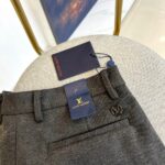 1V, SS Autumn/Winter New Men's Business Plush Thick Casual Pants Western Pants, platinum level perfect appearance, directly entering the counter nature, extremely awesome micro elastic fabric casual pants, is a rare item in the industry in recent years. The quality, craftsmanship, fabric, and accessories subvert imagination, and the details are exquisitely researched. Customized original elastic cotton fabric! Creating a rebellious and tough personality color, the unique logo adds a lot of points, clever and exquisite, and the cutting and design continue the modern simplicity and efficiency of Italian style, bringing the tone of fashion aesthetics to the extreme. 29-38, no 35, 37 (please indicate waist circumference when placing an order) - Image 7