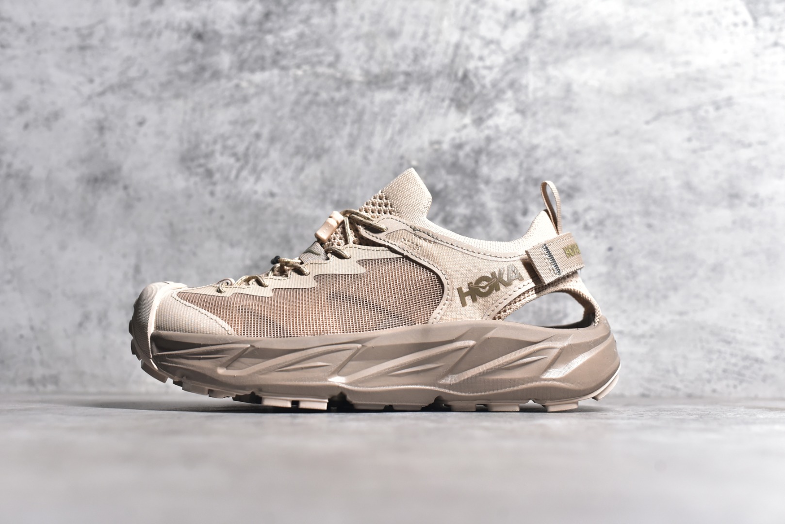 HOKA One One Hopara Sandals 霍帕拉系列水路两用溯溪涉水休闲户外露营凉鞋 作为先锋品牌的 HOKA ONE ONE总是以独特的方式 HOPA RA是一款溯溪鞋 又名排水鞋 可长期用于涉水和溯溪 保护脚底和脚趾的安全和舒适 鞋面材料速干 透气 耐磨 鞋底防滑 耐磨 抓地能力强 出于安全考虑 设计要求较高 涉水溯溪过程中 水 泥沙 可以直接从鞋内大孔排出 细纹鞋底使在岩石上抓地能力强 避免打滑 而上路后 鞋面具有快干透气等优点 尺码：36 36.5 37.5 38 39 40 40.5 41 42 42.5 43 44 45