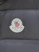 。特级羽绒⬆️Moncler x Christopher Raxxy 明星同款 男女款3D绗缝拉链羽绒马甲. 
🎁出厂标配全套柜台礼盒包装.升级原版磁吸礼盒.
这款羽绒是Moncler xChristopher Raxxy系列的男女同款单品，装饰元素传达了梦想阶梯的设计理念。
演员周雨彤、王安宇倾情演绎“梦幻楼梯”设计理念.
这款立体绗缝羽绒马甲采用轻质抗撕裂面料制成，由品牌携手
Christopher Raxxy合作打造。此款羽绒外套设计源自螺旋楼梯，其装饰元素代表着蜿蜒曲折的命运台阶。
详情
•采用轻质抗撕裂面料制成
•细密抗撕裂面料衬里
•拉链开和
•隐藏式口袋
•防风门襟
•拉链开合
•绗缝贴片，填充羽绒
•联名毛毡标识贴片
Size : 0-4黑色/浅蓝/奶白/三色入.情侣款 - Image 4