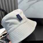 LV路易威登官网同步高版本 新款牛仔渔夫帽
火爆技术升级，洗水牛仔风街头风十足
更符合现在时尚小哥哥小姐姐的style，机场街拍超飒！ - Image 7