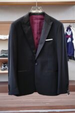 Dior -25SS autumn and winter new suit suit suit 🫑🫑 Two piece trendy and fashionable suit, a must-have item for business elite wardrobes, men's formal wear, fashionable and trendy wear, brand classic logo logo logo super generous, classic styles will be released every quarter! Wearing the pattern is really great, strongly recommended!Sharp and ergonomic tailoring, with a tall and handsome upper body, simple and elegant. Comfortable and slim fit, showcasing a gentlemanly demeanor at a glance. Made from carefully selected suit fabrics, including 20% wool, 18% viscose, 58% polyester, and 4% spandex, the fabric feels soft and delicate, with good luster and elasticity. The waist is made of sheepskin and leather, and is adorned with Louis Vuitton's soul logo embossed with letters! The silhouette and waist cinching add more comfort to the dressing of stylish men, making them look slim yet handsome!Used for making high-end professional and business formal suits, renowned worldwide for its classic and solemn design style. A high-end business casual suit set that requires high craftsmanship, takes a long time to make, and can be worn all year round!The fabric is flat, with a smooth and full texture, and a firm appearance. It is made of high-quality cotton wool material, and the quality of the material is visible when tied tightly.Regarding details: The high-end suit is cut with a modern feel, combining traditional cutting art with modern production techniques. It adopts fully imported automatic cutting pieces, with almost zero error in each piece of fabric, and then hand sewn by top tailors to ensure the fit and beauty of every part. The front two layers are saved, and according to the principles of ergonomics, it is slim fitting but not tight fitting. The elastic of the cow tendons on both sides of the waistband of the trousers can be adjusted! Not wearing tight waists!Classic collar design, classic style without conservatism, simple and elegant. The lining of the collar is made of pure handmade tribute needles, and we insist on hand sewing handicrafts, all of which are from the hands of experienced craftsmen. The quotation is based on the labor and time consumption per meter, and each stitch is rigorous and excellent, without any burrs or stitches on both sides. Handcrafted sleeves, hand nail buckles, hand calibration, and handmade threading can be seen everywhere, delicate and smooth, effectively reducing static electricity in autumn and winter, creating a high sense of unity on the surface and inside. It is worth buying for any man, as it can boost your face in various formal occasions!Color: Black【 Size 】: 46-56 - Image 2