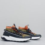 Moncler男士 Monte Runner 防水针织运动鞋
  该系列运动鞋延续了品牌的山地基因，透气防水，耐磨实穿，设计橡胶复合鞋底 适用于任何地形，具有耐久性和出色抓地力，增强缓冲和回弹力 搭配TPU尾翼，
  无论是都市漫游还是各类山地户外运动，都能轻松驾驭，潮酷个性叉充满科技感的外观，喜Gorpcore户外机能风的千万不能错过户外跑步都市漫步设计
Size:38-45 - Image 6