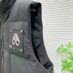 💰加拿大剪刀25SS  金属LOGO铆钉羽绒服马甲
顶级版本超高克重平均充绒量280G 超厚！顶级蓬松！ 顶级品质！100%还原全网最顶级充绒量超厚超保暖，区分市面杂货。
店主北方人亲自操刀 大大解决了南方出品不懂北方冬天的痛点 完全不吝啬 必须是塞满 塞的鼓鼓囊囊 和ZP一模一样的厚重 冬天鹅毛大雪站在雪地里我保证你没有感觉 裹棉被都不一定有它保暖 ！总结下来就是一句话：“除了我家你找不到比这更厚更保暖的羽绒马甲”
— 大码充绒量350克以上 三层里布防护不钻绒
— 原版购入开发 官网在售10000+
— 大身面料采用ZP打版， 防水耐脏 
— 验布后使用KP-LS全自动机械特种梭织拉布机制作
—正品YKK定制拉链 金属剪刀，金属铆钉加固 
— 三标辅料 齐全 吊牌 剪刀logo原版定制
— 整件衣服非常繁琐 廓形剪裁 原版尺码
— 绝对的1:1高版本 码数：S-XXL - Image 6