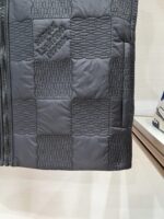 LV 2025ss秋冬新款 经典夹棉马甲，
采用防沾水面料 绗缝工艺 立体有型 保暖的同时又不失时尚感！休闲帅气感轻松营造 ；随性帅气的欧美调调！流畅利落 上身挺括有型，商务休闲都能很好驾驭的一款! ◾️
尺码 ：M-XXxL - Image 4