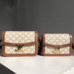 CÉLINE/赛琳TRIOMPHE帆布系列21年 新款凯旋门Box豆腐包，可肩背 可斜挎 新款老花图案跟之前相比 凯旋门更加立比之前更时髦，整体看起来也很复古 超级好搭配 冬天配大衣 春秋配风衣 夏天配个裙子什么的也是👌的，实用就不用说了 box豆腐包 包如其名真的特别能装 。包身采用帆布涂层，配可调节皮肩带采用100%进口小牛皮 帆布衬里 金色亮面五金 按扣开合 即百搭 又实用的一款包。支持专柜对比！
中号尺寸：22.5X16.5X7.5cm 编号：#93737350
小号尺寸：18.5X14X6cm 编号：#9373637300