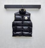 Moncle*2025新品上架   立领撞色羽绒马甲   定制YB进口尼龙材质  内里填充白鹅绒  保暖舒适  两侧口袋与前襟双拉链同色勾勒轮廓  整体色彩碰撞丰富  增添造型层次感  胸前沿用撞色系点缀标志性勋章装饰  彰显品牌调性  面辅料开发  立领马甲版型剪裁   显白修身  日常穿搭轻松驾驭  时尚潮流 充绒标准:国标90绒  充绒物:白鹅绒 

        高版本2色1-5码