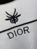 The latest round neck sweater for autumn and winter on the Dior 2025 official website is currently on sale at the counter! Specially supplied wool blended fabric Comfortable to feel It can directly touch the skin, with exquisite embroidered logos and badges that are extremely eye-catching! Details highlight the fashionable charm of big brands Exquisite craftsmanship Stereoscopic cutting style The wearing effect is unbeatable and handsome! All three standards are complete! Size: M-3XL - Image 4