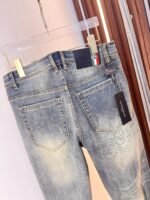 【Armani Jeans | Classic Denim, Embossed with Luxury DNA】 When streetwear meets haute couture, a pair of jeans can become a badge of status.
Deconstructing the language of denim with centuries-old craftsmanship, we infuse every inch of fabric with a modern attitude and luxurious details, making everyday wear a silent declaration of taste.
✨ A pair of jeans is an attitude, and even more so, a legacy.
It's not just a wardrobe essential, but also an interpretation of the brand's spirit—
"From suitcases to jeans, we have always defined the boundaries of luxury with the ultimate craftsmanship."
Sizes: 28-42 - Image 10