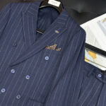 Balen Maison 25Ss autumn and winter new suit suit suit suit set! The evergreen tree of the Western fashion industry, a must-have wardrobe item for business elites, men's formal wear, and one button suits. The brand's classic logo logo is super generous, with a flat collar and collar accessories such as a stylish brooch, elegant and generous solid color scheme, and a back slit design. It is a classic style that comes out every quarter! Wearing the pattern is really great, strongly recommended!Clear and ergonomic tailoring, with a tall and handsome upper body, comfortable and slim fit, showcasing a gentlemanly demeanor. Carefully selected suit fabrics, including 20% wool, 18% viscose, 58% polyester, and 4% spandex, provide a soft and delicate touch, with good luster and elasticity. The silhouette and elastic waistband cutting add more comfort to the dressing of stylish men, making them look slim yet handsome!Used for producing high-end professional and business formal suits, Fan * Zhe is renowned worldwide for his classic and solemn design style. A high-end business casual suit set that requires high craftsmanship, takes a long time to make, and can be worn all year round!The fabric is flat, with a smooth and full texture, and a firm appearance. It is made of high-quality wool material, and the quality of the material is visible when tied tightly.Regarding details: The high-end suit is cut with a modern feel, combining traditional cutting art with modern production techniques. It adopts fully imported automatic cutting pieces, with almost zero error in each piece of fabric, and then hand sewn by top tailors to ensure the fit and beauty of every part. The front two layers are saved, and according to the principles of ergonomics, it is slim fitting but not tight fitting. The elastic on both sides of the waistband of the trousers can be adjusted!Classic collar design, classic style without conservatism, simple and elegant. We insist on hand sewing handicrafts, all of which are made by experienced craftsmen. The quotation is based on the labor and time consumption per meter, and each stitch is rigorous and excellent, without any burrs or stitches on both sides. Handcrafted sleeves, hand nail buckles, hand calibration, and handmade threading can be seen everywhere, delicate and smooth, effectively reducing static electricity in autumn and winter, creating a high sense of unity on the surface and inside. It is worth buying for any man, as it can boost your face in various formal occasions!❤️❤️❤️ Kind reminder: Suits are not sold separately and cannot be adjusted in size separately【 Size 】: 46-56upper garmentSize 46: Chest circumference 100- Shoulder width 44- Sleeve length 62- Clothing length 69Size 48: Chest circumference 104 Shoulder width 45 Sleeve length 63 Clothing length 70Size 50: Chest circumference 108 Shoulder width 46 Sleeve length 64 Clothing length 71Size 52: Chest circumference 112 Shoulder width 47 Sleeve length 65 Clothing length 72Size 54: Chest circumference 116 Shoulder width 48 Sleeve length 66 Clothing length 73Size 56: Chest circumference 120 Shoulder width 49 Sleeve length 67 Clothing length 74bottom wearSize 46: Waist circumference 80 Hip circumference 104 Pants length 111Size 48: waist circumference 82 hip circumference 108 pants length 111Size 50: waist circumference 84 hip circumference 112 pants length 112Size 52: Waist circumference 86 Hip circumference 116 Pants length 112Size 54: Waist circumference 88 Hip circumference 120 Pants length 113Size 56: Waist circumference 90 Hip circumference 124 Pants length 113 - Image 9