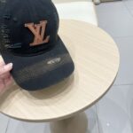 LV路易威登原单刺绣棒球帽  轻盈透气。完美版型，独家实物拍摄，男女适用 - Image 4