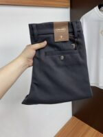 TF's new casual trousers from the 25th year have a clean and sleek cut, exuding a strong urban style. They are made of finely woven fabric that feels soft, sticky, and dry, giving them a crisp and stylish upper effect. Exquisite hardware, very attractive for business and leisure. With so many top-notch materials, it creates a high-end product with unparalleled value, which is the first choice for high-end trendy and fashionable peopleSize: 29-40