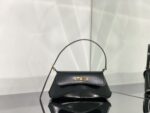 BOX皮
XX翻盖腋下包
Balenciaga这只XX Bag是Balenciaga美包家族最新成员，它的名字以代表亲密的缩写“XX”来命名，简直是情人节必入手的应景包包💖非常流畅的线条和皮革与金属logo的搭配外，XX Bag可随意调节的包带也是让我一眼爱上并入手的原因。将两条背带拼接变成斜挎背包；把背带缩到最短拎在手里，又是俏皮精致都市复古调调；单根背带的最长档位恰好能让XX Bag变身时髦火热的腋下包。型号695645XX尺寸:27x15.5x4.8配原厂盒 - Image 2
