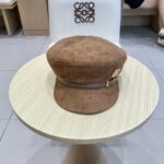 Lv路易威登秋冬款时尚个性保暖鹿茸皮显瘦平顶帽子女网红皮带磨毛鸭舌帽减龄
