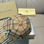 Hot selling item return!Burberry original baseball cap with box bag, hot selling item at the counter, dark patterned knight, 1:1 custom mold, canvas fabric, pure cotton lining, lightweight and breathable. Perfect design, precise and accurate grid alignment, top layer cowhide leather adjustment buckle, original factory quality, exclusive physical shooting, suitable for both men and women. - Image 6