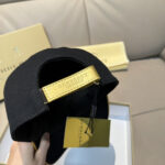 Comes with a box bag, Burberry's new original baseball cap, 1:1 custom mold, and a brand new three-dimensional warhorse embroidery, exquisite and flawless! Original canvas fabric+top layer cowhide, meticulous workmanship, original factory quality, exclusive physical photography. Black and white two-color shipping. - Image 8
