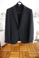 🔥 Ama */Arm * niAutumn New Arrivals 📸 Casual and fashionable original suit set, with the brand's classic logo mark 👍🏻 Super generous, with lining design emphasizing perfect lines, perfectly blending the low-key and melancholic temperament of England with the exquisite and noble French style. A sleek and ergonomic cut, with a tall and handsome upper body, comfortable and slim fit, showcasing a gentlemanly demeanor. Selected suit fabric, with a soft and delicate touch, good luster and elasticity. Paired with this suit set, it is a great choice for stylish men. The silhouette and waist cinching cut add more comfort to their attire, making them look slim yet handsome! A must-have for trendy men! Counter size: S-XXL, shipped next day! - Image 3